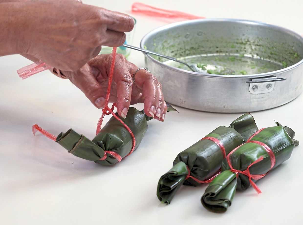 Loop the string through the middle of the log, pull tight. Then return to the original knot and secure so the cylindrical parcels hold shape.