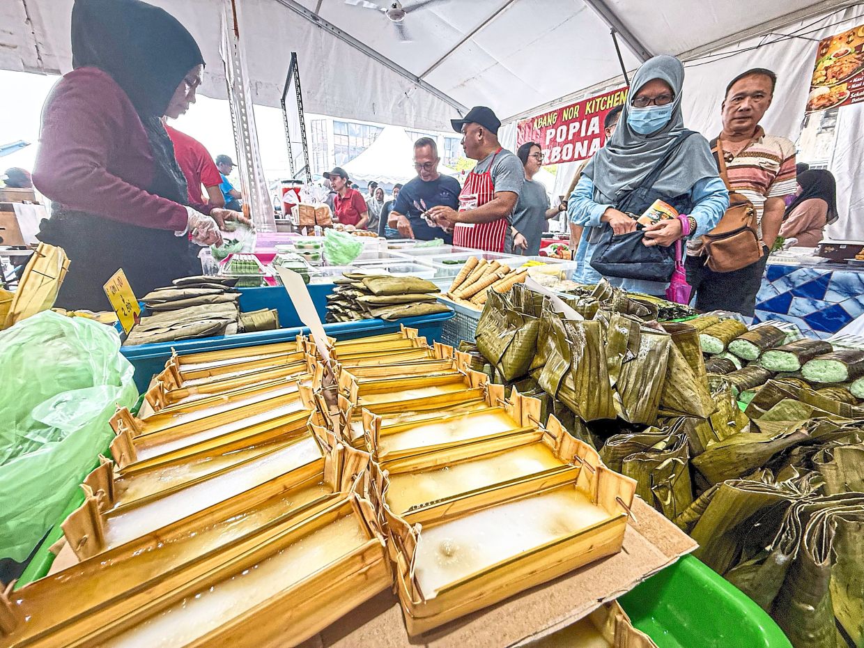 Customers opt for familiar tastes at Satok bazaar