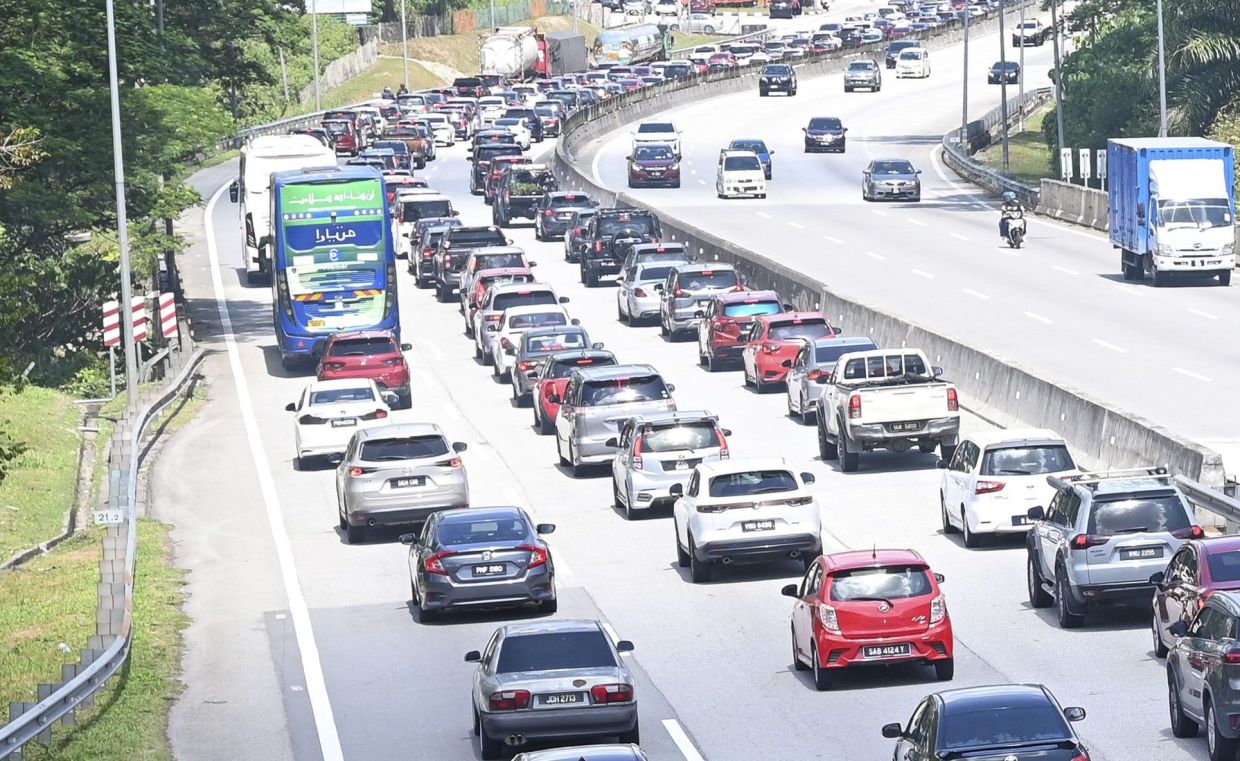 Traffic builds as city folk head back