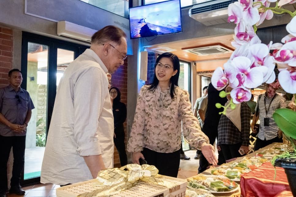 Sedap Corner managing director Alisa Lamlertkittikul showing Prime Minister Datuk Seri Anwar Ibrahim their many verities of kuih at their restaurant in Johor Baru.