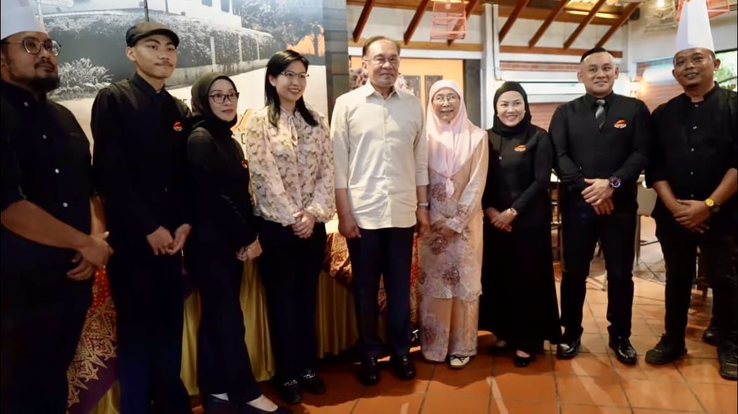 Prime Minister Datuk Seri Anwar Ibrahim and his wife Datuk Seri Dr Wan Azizah Wan Ismail together with Sedap Corner managing director Alisa Lamlertkittikul (forth from left) and other staff members of the restaurant in Johor Baru.