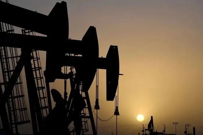 Brent oil rises late on Friday, settles higher and with weekly gain on Iran-US jitters