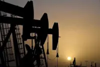 Brent oil rises late on Friday, settles higher and with weekly gain on Iran-US jitters