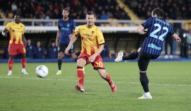 Soccer-Late goals keep Inter in control of Serie title race