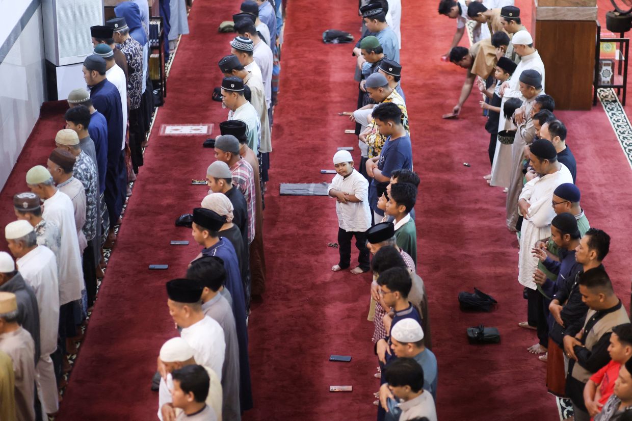 Muslim men perform Maghrib prayers during the holy fasting month of Ramadan, at Baitul Makmur Mosque in Denpasar, Bali, Indonesia, on Sunday, February 22, 2026. -- Photo: REUTERS/Johannes P. Christo