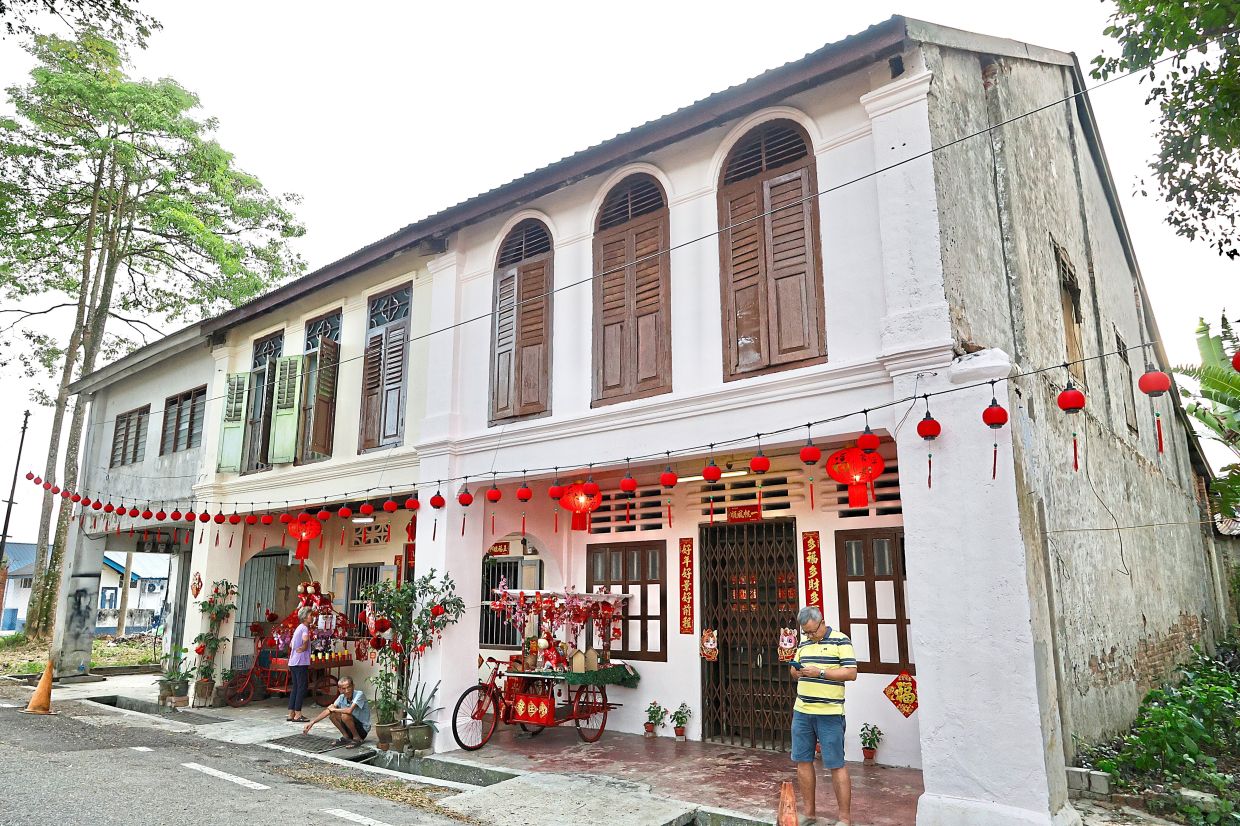 Pang worked with shophouse owners in Kampung Chuang Rasa to help decorate the place for the bazaar.