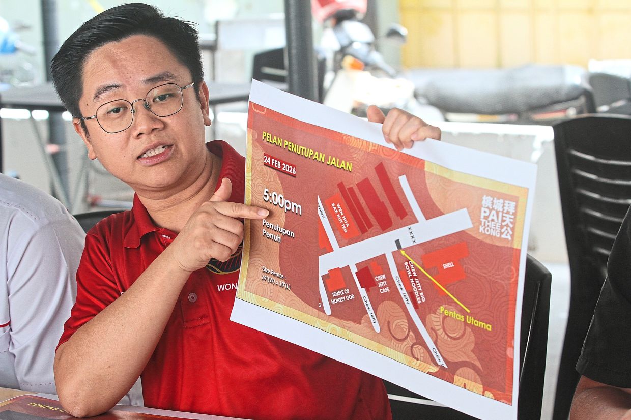 Wong announcing the one-way pedestrian system for the celebration in George Town. — LIM BENG TATT/The Star 