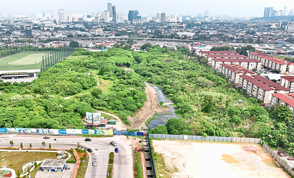 The area around Jalan Sri Manja including the retention pond, is badly in need of maintenance. — Photos: FAIHAN GHANI, LEONG WAI YEE/The Star