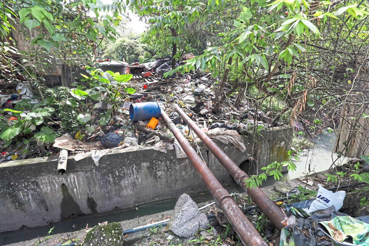 Rubbish piled up next to an earth drain of NPE in Jalan Maju Jaya.