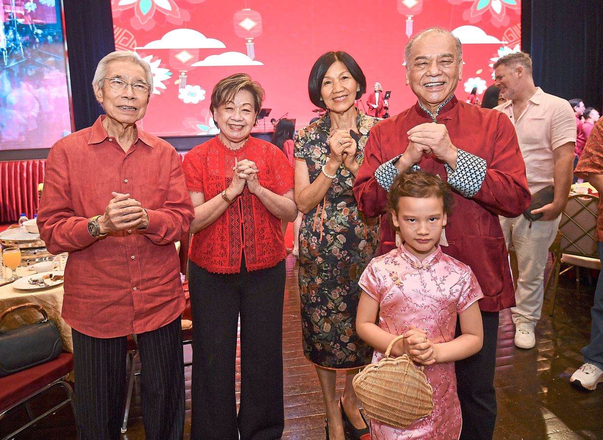 Kong Choy (right), wife Puan Sri Ann Chan and their granddaughter Ruiya Harkness, seven, sending Chinese New Year greetings alongside Lim (left) and wife Puan Sri Lee Puay Choo. 