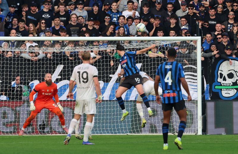 Soccer-Atalanta's Samardzic grabs late goal to secure 2-1 win over Napoli