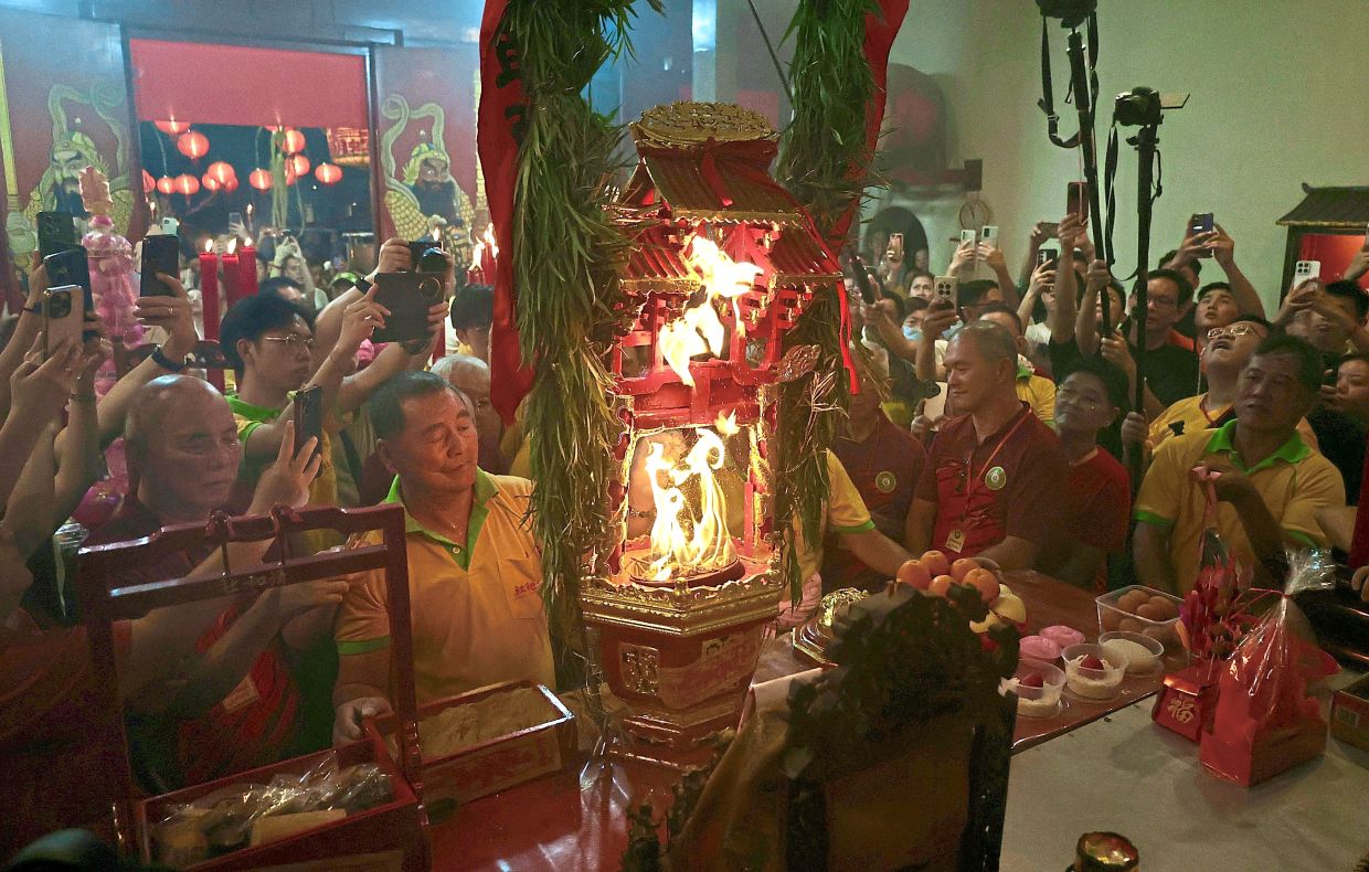Devotees flock to temple to see divine flames