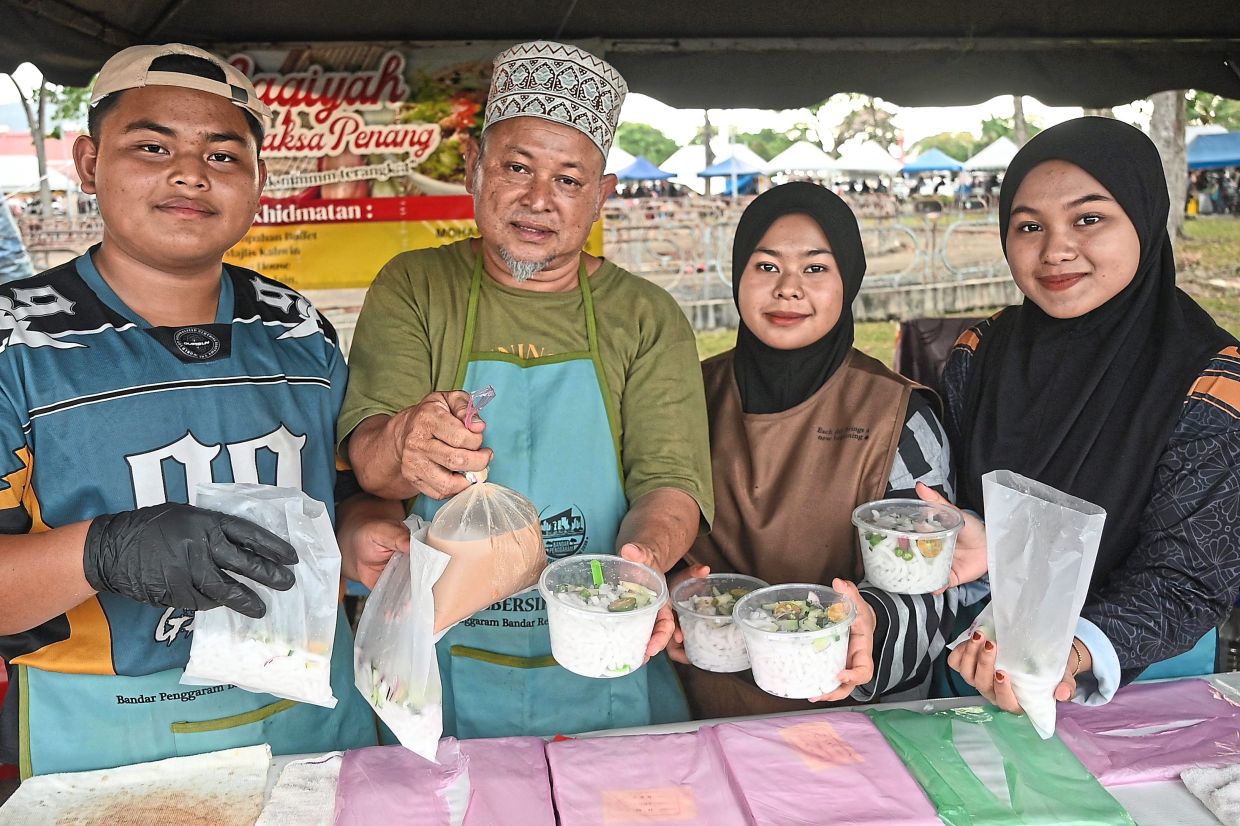 Laksa seller maintains price at RM1