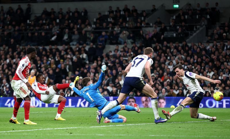 Soccer-Arsenal restore five-point lead in title race, Liverpool leave it late