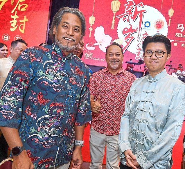 Khairy (left) taking a photo with Chong (right) as they mingled among guests at the event welcoming the Year of the Horse.