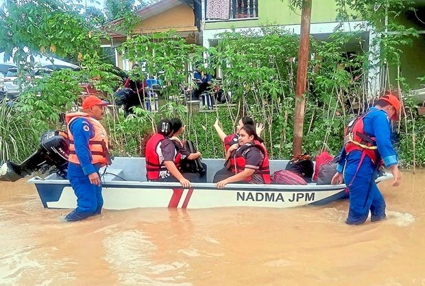 Flood victims return to mud and debris