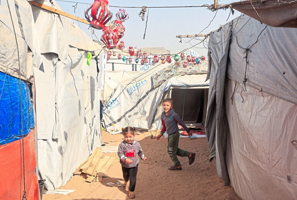 Palestinian children often help select designs and join in the painting, giving them a sense of agency and brief relief amid the destruction. Photo: Reuters 