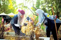 1,000 volunteers clean up JB cemetery
