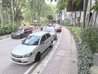 Illegal parking clogging up PJ road