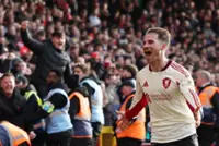 Soccer-Lacklustre Liverpool snatch late win at Forest