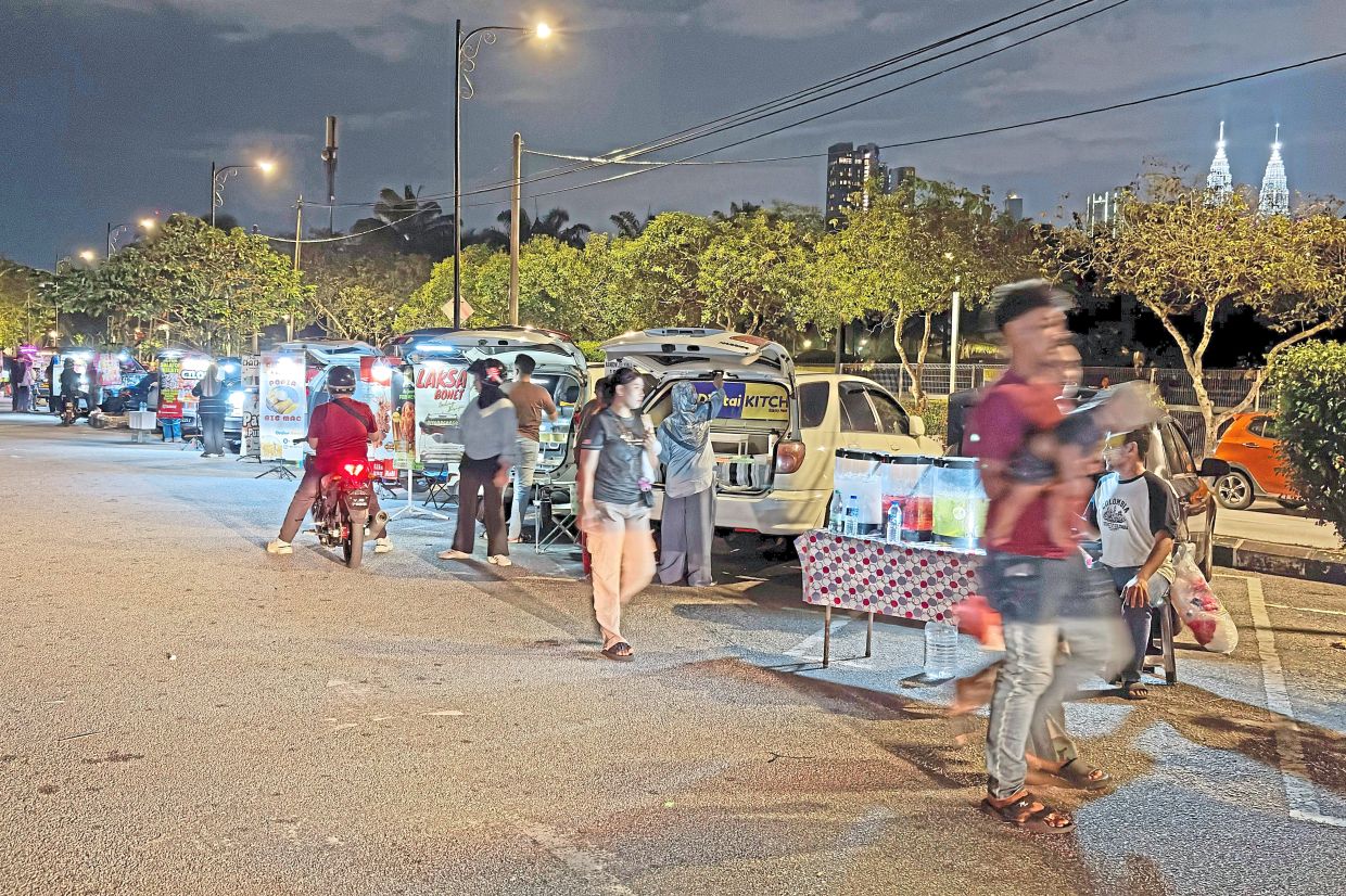 Illegal roadside stalls are a common complaint among city denizens.