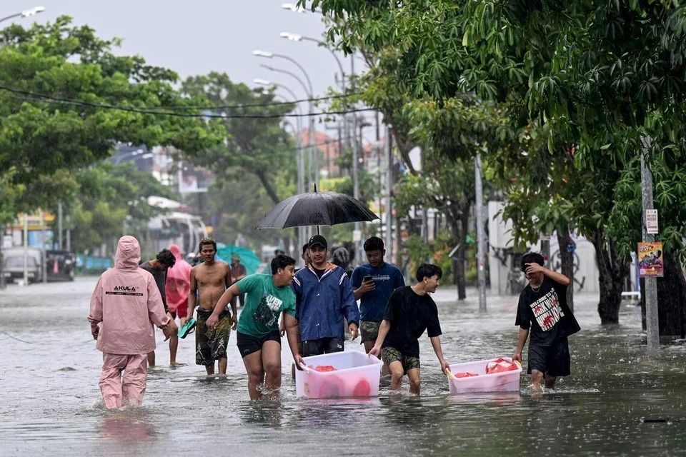 Bali flooding prompts tourist evacuation: official