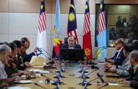 Anwar meets Armed Forces top brass at Wisma Perwira