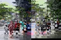 Bali flooding prompts tourist evacuation: official