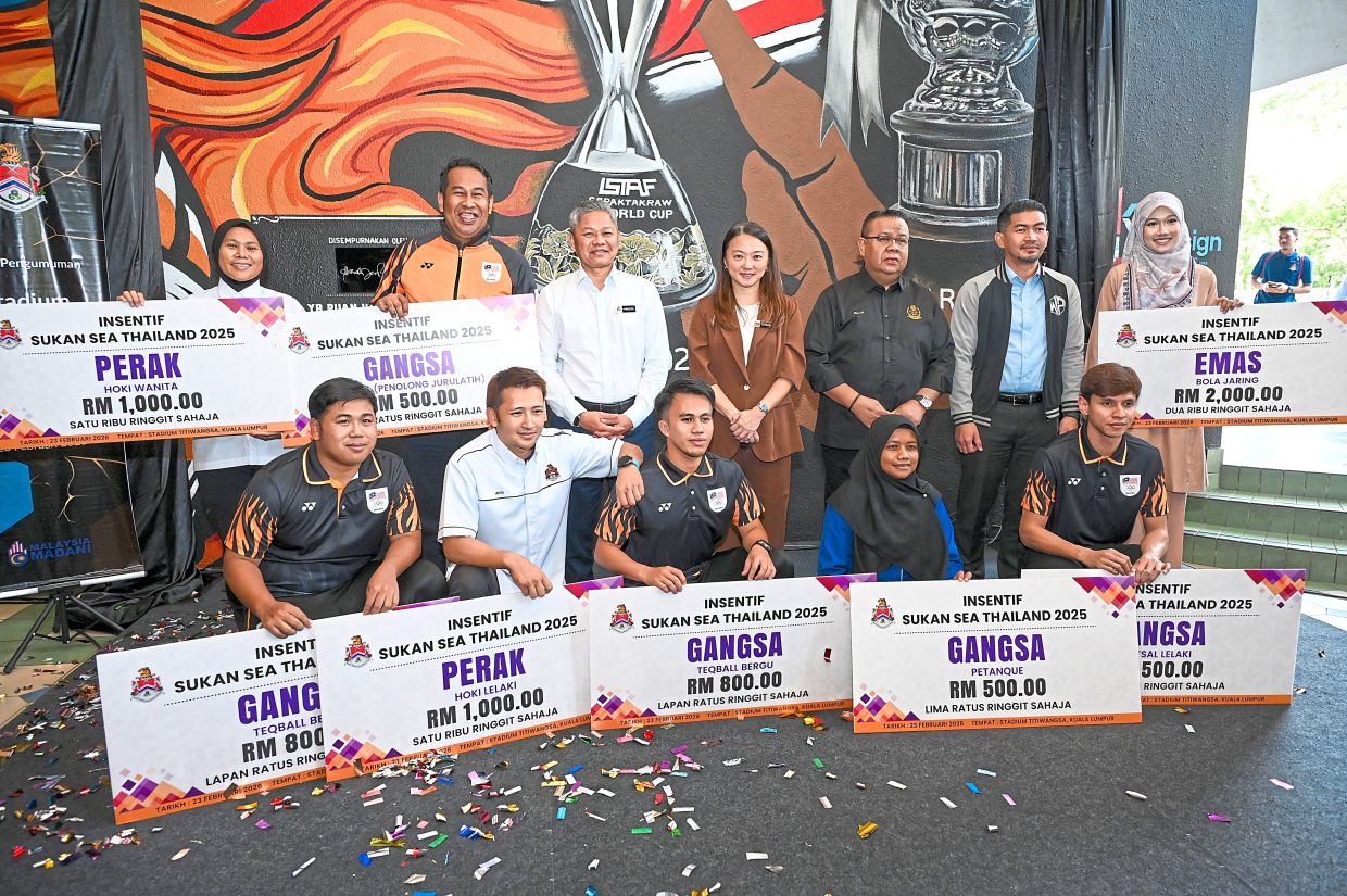 Yeoh (standing centre) flanked by Fadhlun (on her right) and Mohd Sumali with DBKL staff who competed at Bangkok SEA Games.