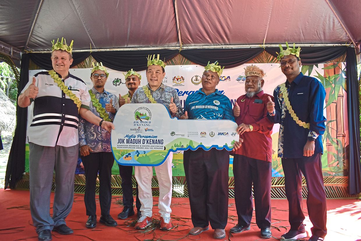 (From left) Faizal, Khaizurul Ezwan, Lakshwin and Loh with Harulnizam (right) and community members at the launch of ‘Jok Maduh D’Kenang’. 