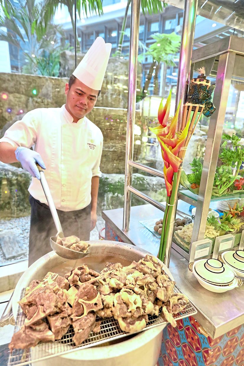 Among the popular live stations at Serena Brasserie is the Sup Campur Berempah ‘Wak Shukur’.