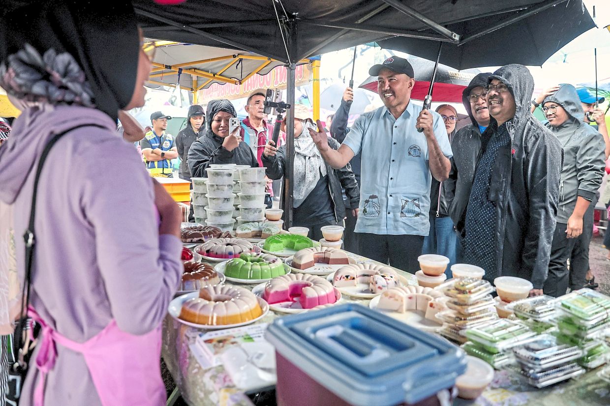 Mohd Jafni (in blue shirt) visiting the Nusa Perintis Ramadan Bazaar in Iskandar Puteri to see the situation on the ground. — Bernama 