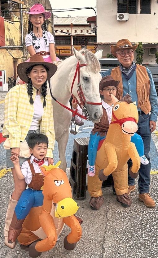 Albert (right) with his daughter-in-law Chiew and grandchildren. ( Feb 09, 2026 ). Provided Pix