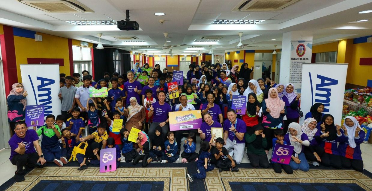 The AM-Power Lives Drive-Thru initiative saw Amway employees and ABOs drop off recyclables and donation items, helping reduce waste while supporting Sekolah Bimbingan Jalinan Kasih (Sekolah Chow Kit).