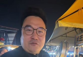 "Chinese Trump" brings parents to Malaysia, seen enjoying local delicacies including durian