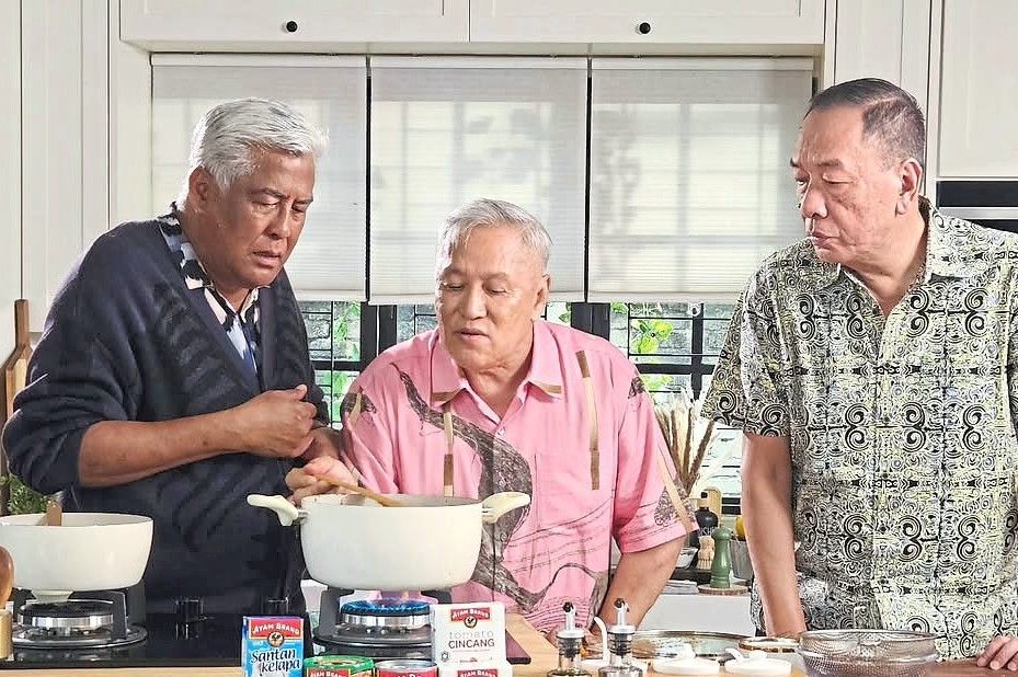 (From left) Jalaludin’s cooking often doesn’t meet the expectations of his fellow hosts, Chef Wan and Ramli, in Dapur Bapak Bapak. — Chef Wan/Instagram