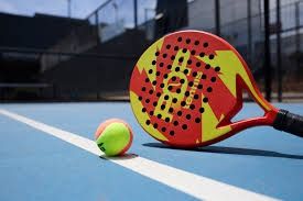 Raket dan bola padel di lapangan berlantai biru