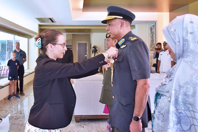 The ambassador presenting the medal to Deputy Commander RBAF Brigadier General (U) Dato Seri Pahlawan Mohd SharifIbrahim. - MINDEF