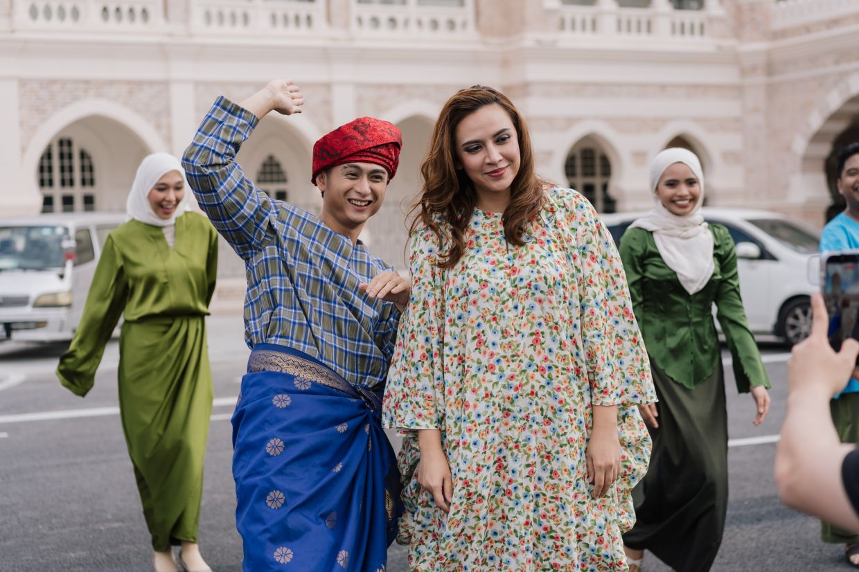 顶级女演员戴安娜·丹妮尔 (Diana Danielle) 和弗朗西斯·罗曼 (Francis Roman) 将跨文化好奇心转化为马来西亚的开斋节歌曲