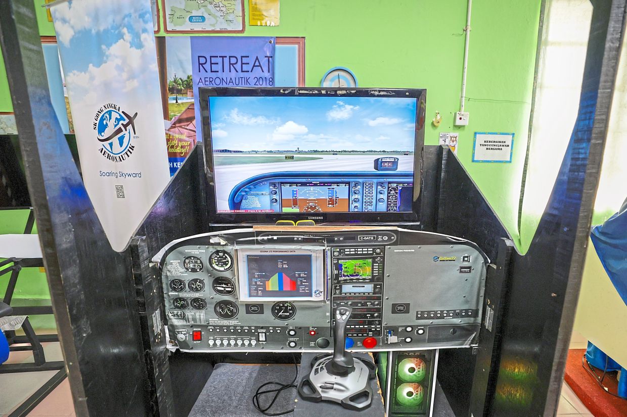 Syed Hasan Syukri’s self-made flight simulator has captivated the interest of pupils and other schools.