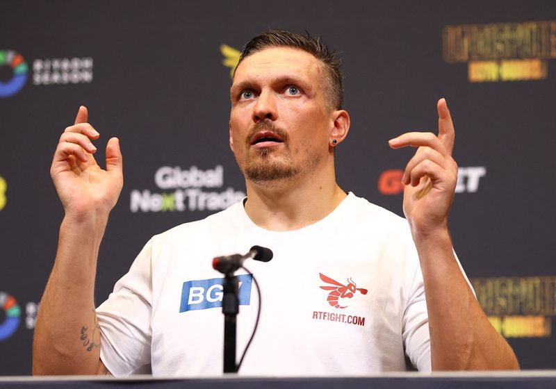Boxing-Usyk to put WBC title on line against kickboxer Verhoeven at pyramids of Egypt