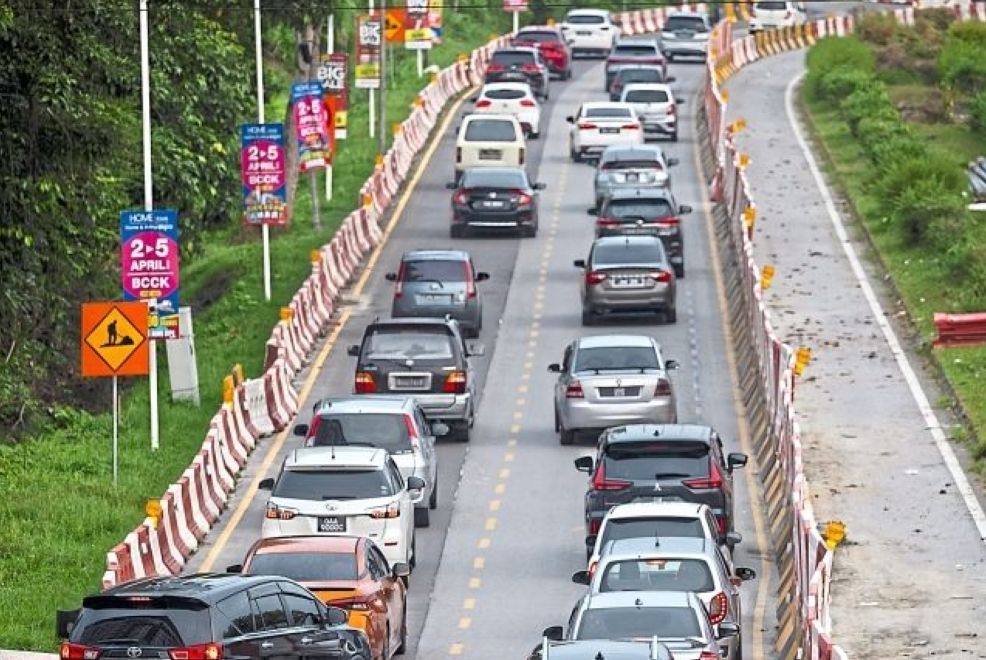 Traffic building up on Jalan Simpang Tiga along a partially closed road for the ART project in the morning rush hour in Kuching. —ZULAZHAR SHEBLEE / The Star