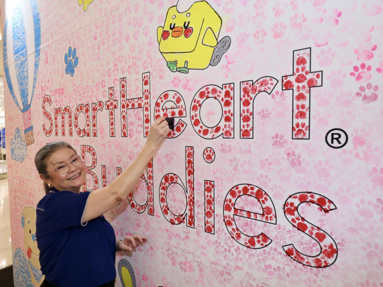 The artwork featured rubber stamp paw prints and measures 16ft in height.