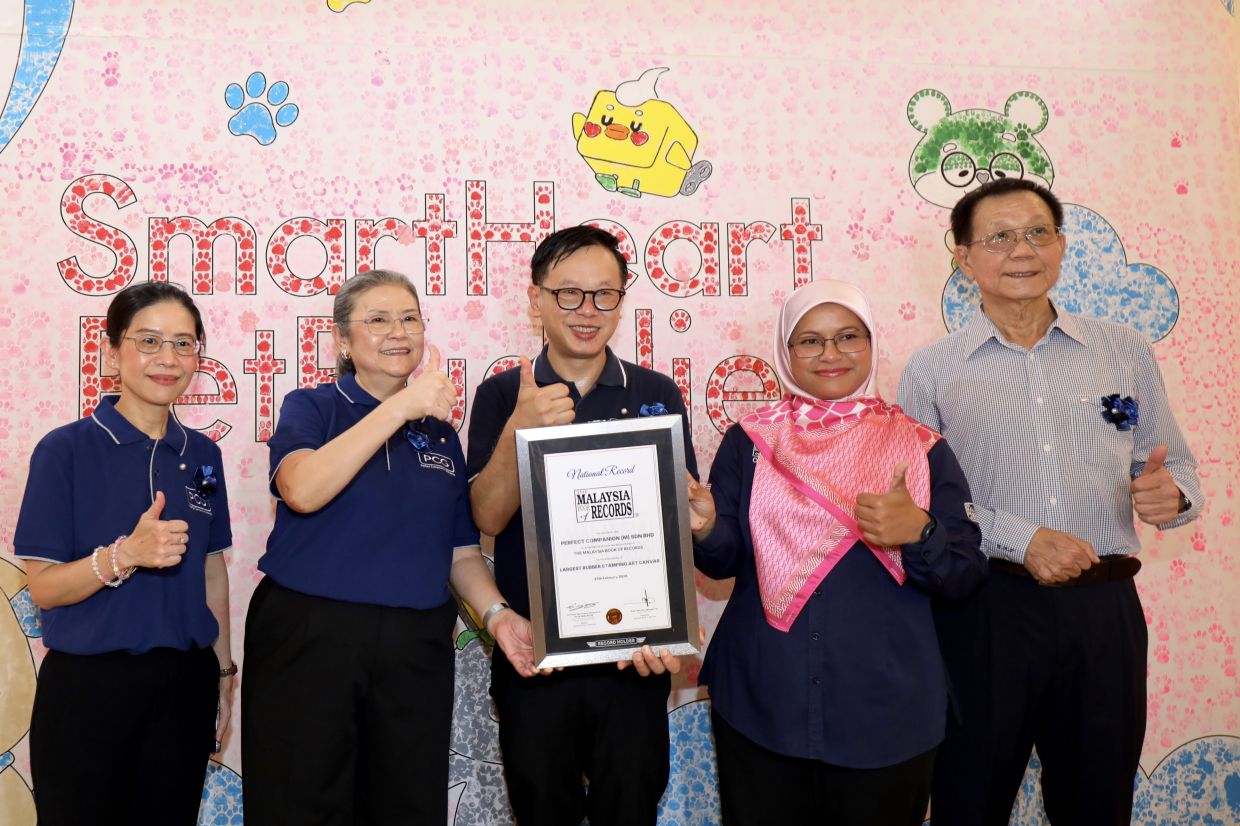 PCG Malaysia vice president Jeffrey Yip (third from right) posing with Kanokart (second from left), Malaysia Book of Records (MBR) representative Siti Hajar Johor (second from right) and representatives from PCG and MBR during the recognition presentation ceremony in Kuala Lumpur.