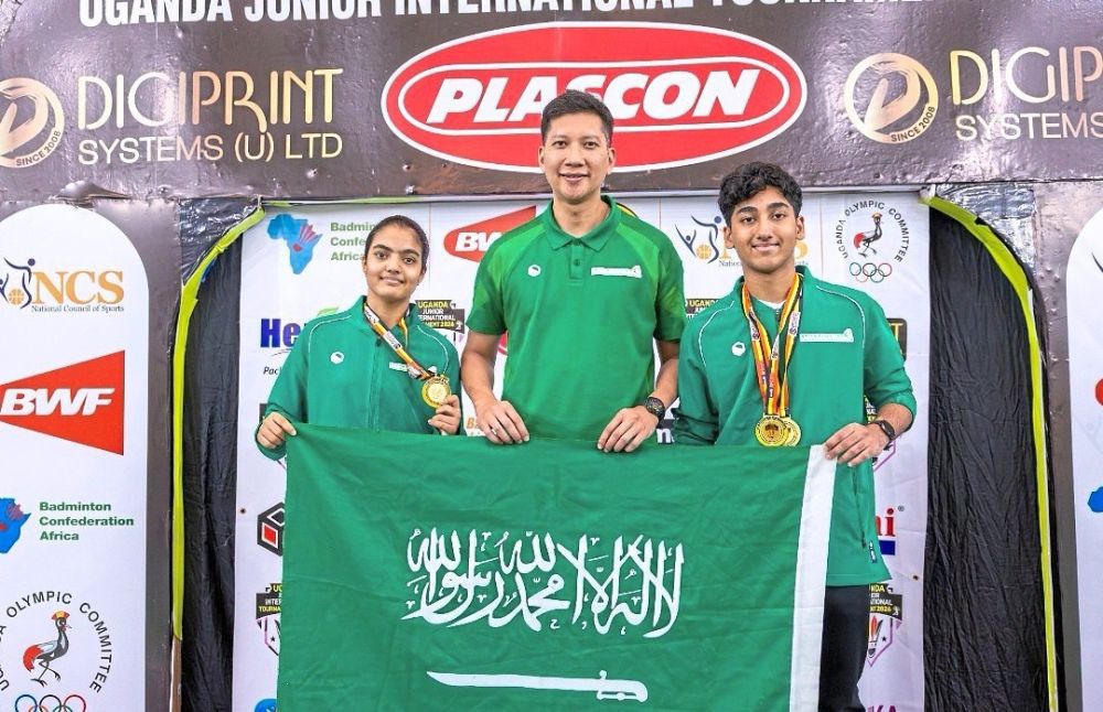 Coach Hafiz Hashim posing with Amer Mohammed and Nabiha Shariff after the mixed doubles event.