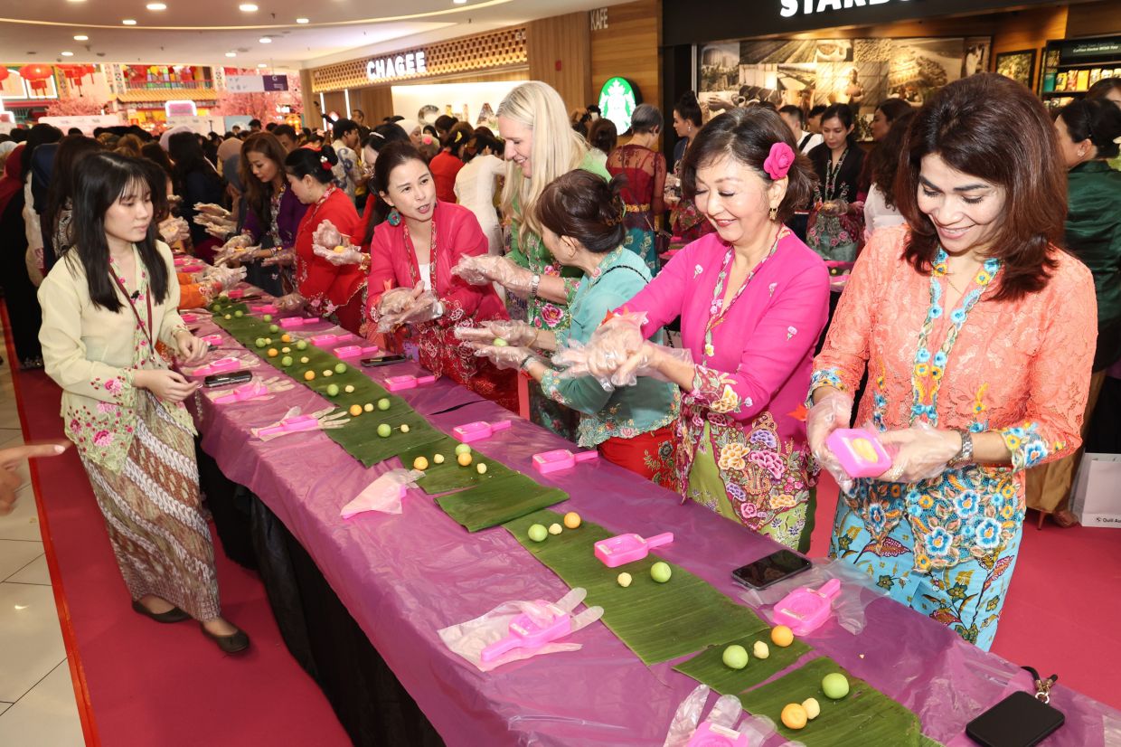 Kebaya-clad group enters Malaysia Book of Records at heritage workshop