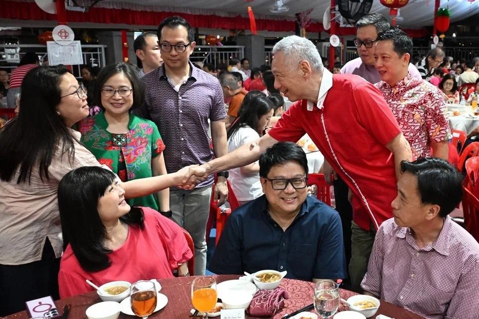 Senior Minister Lee Hsien Loong meeting residents at the Chinese New Year dinner at Teck Ghee Community Club on Feb 28. -- ST PHOTO: CHONG JUN LIANG