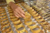 Gold nears one-month high at the weekend, set for seventh straight monthly rise