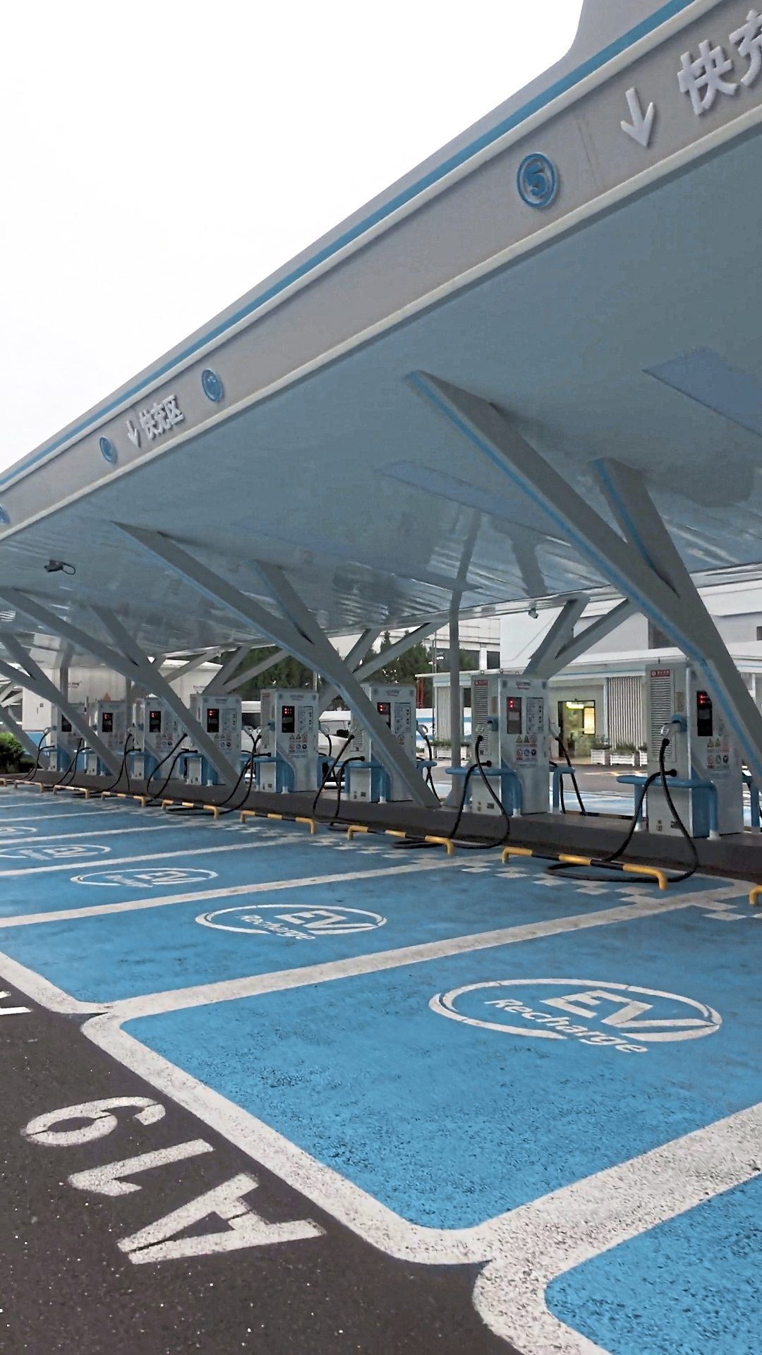 Many plug-in stations in Hefei are as long as football fields; this electric vehicle charging station has about 100 charging bays.