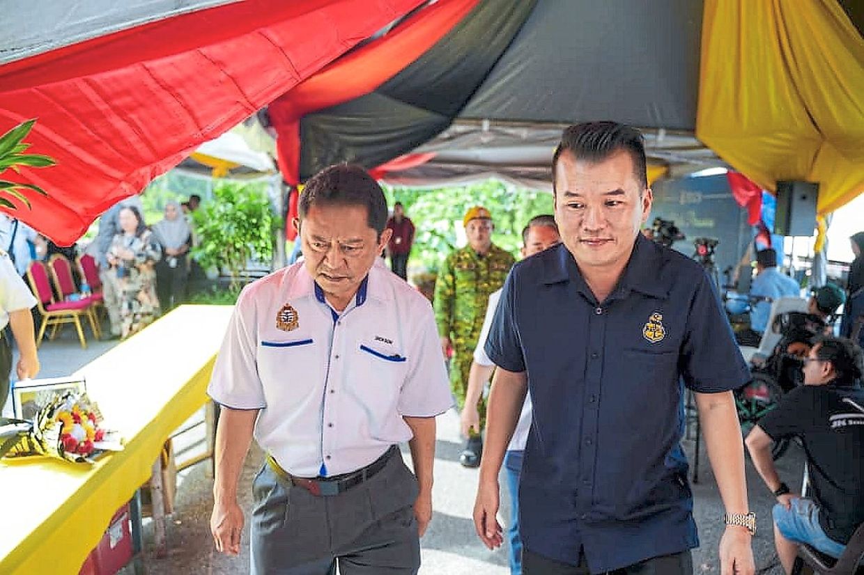 Ho (right) briefing Marine Department director-general Datuk Dickson Dollah on TCCS Marine Sdn Bhd.